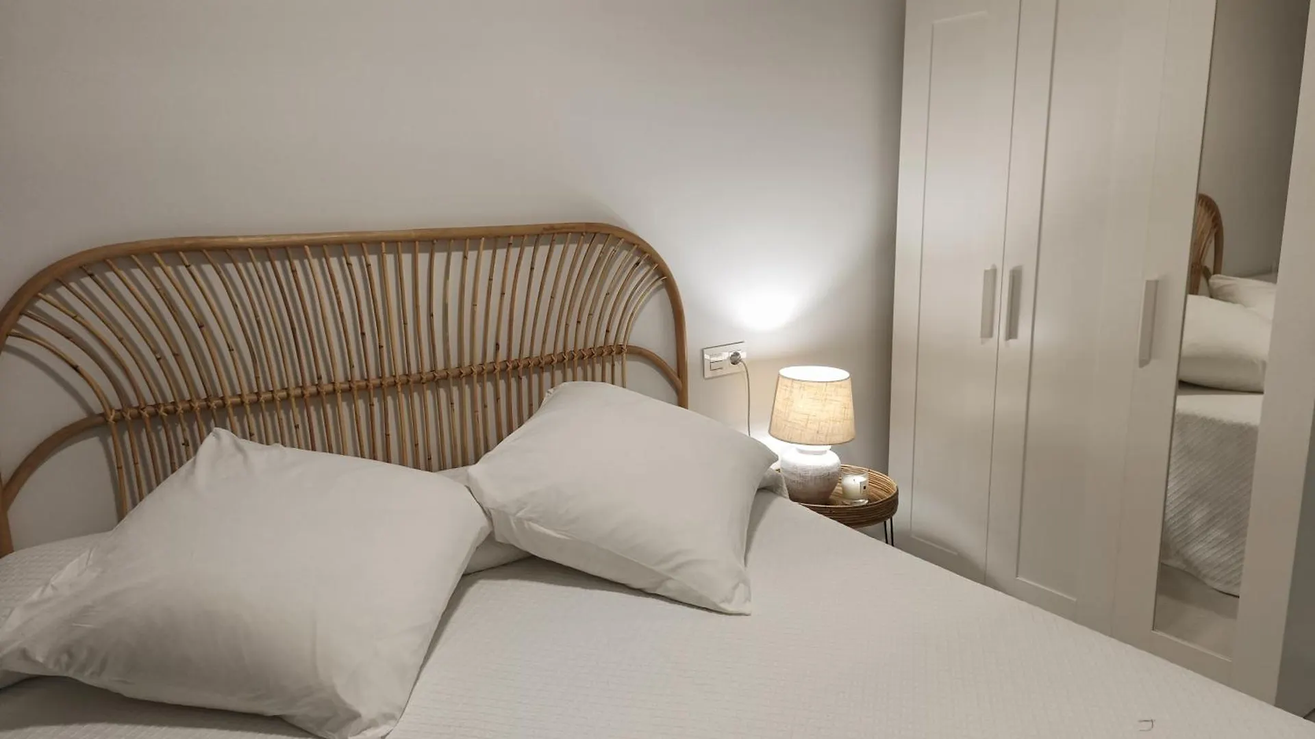 아파트 Apartamentos Madreselva Fernan Perez
