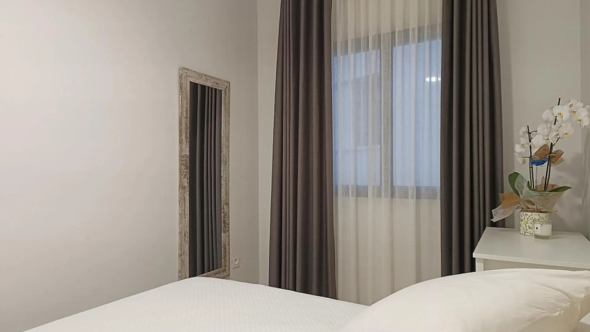 아파트 Apartamentos Madreselva Fernan Perez