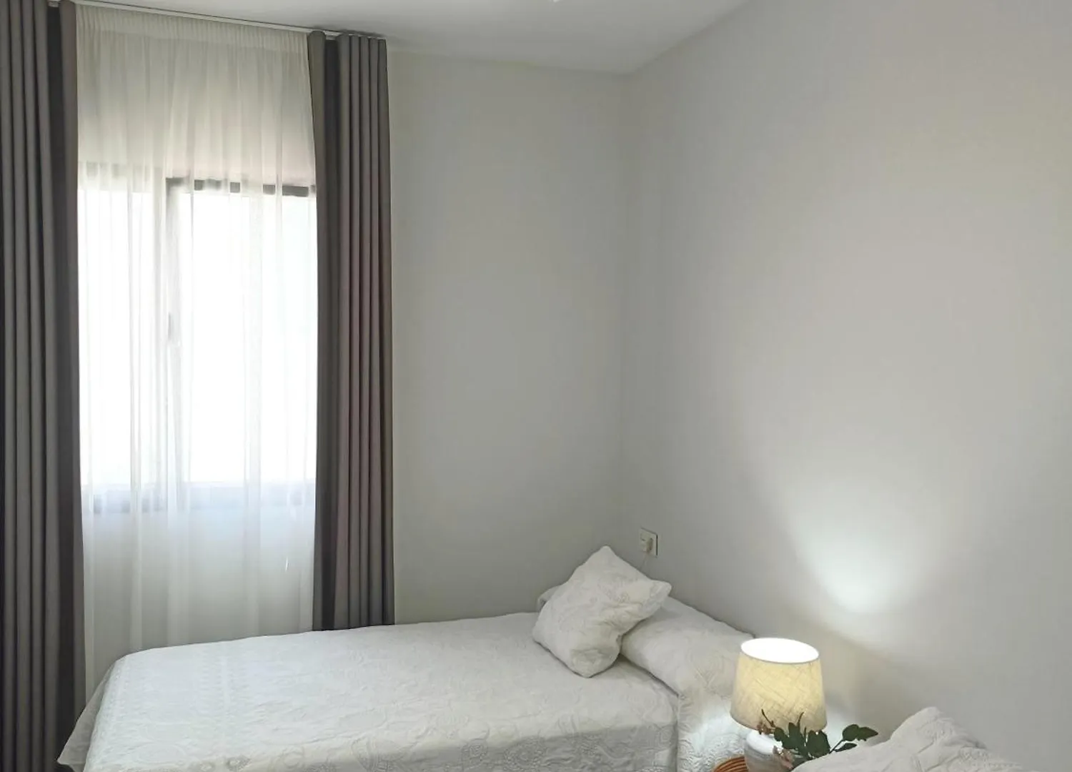 Apartamentos Madreselva Fernan Perez 아파트