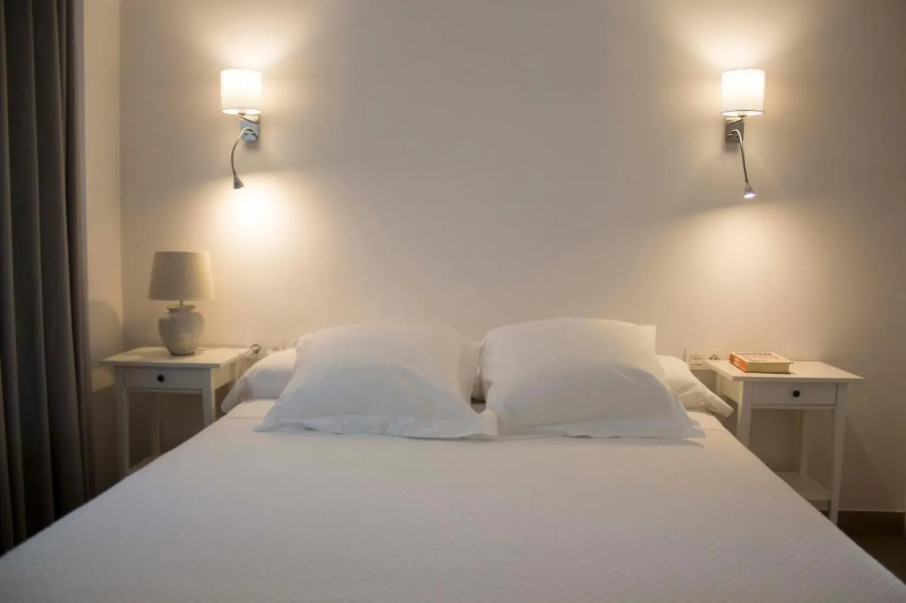 아파트 Apartamentos Madreselva Fernan Perez